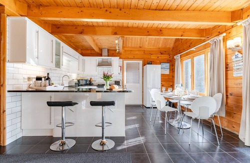 Little Petherick Cabin | Situated in the idyllic Cornish village of Little Petherick, nestled in the picturesque wooded valle