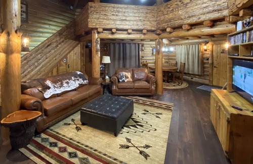 Pinetop-Lakeside Cabin | Six Pines Lodge Work Remote w/ Pets - 2 FAB desks!