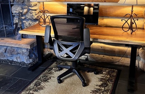 Pinetop-Lakeside Cabin | Six Pines Lodge Work Remote w/ Pets - 2 FAB desks!