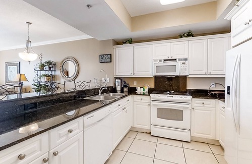 Fort Walton Beach Condo | Sixth floor Summer Place condo w/beach access, shared pool, and more