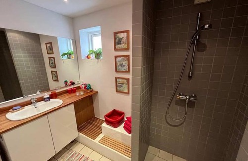 Vejlby Risskov Apartment | Skønne værelser med adgang til pejsestue og have