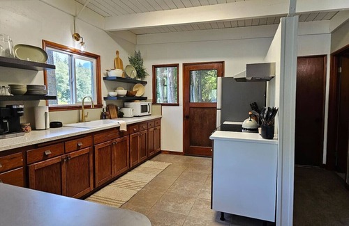 Marblemount House | Skagit Riverhouse Retreat- Dogs welcome, Hot Tub