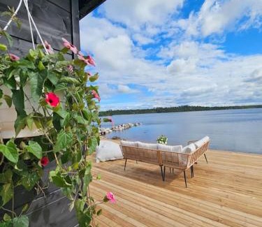 Vaala Ski Chalet | Skandinaavinen mökki rannalla