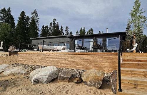 Vaala Ski Chalet | Skandinaavinen mökki rannalla