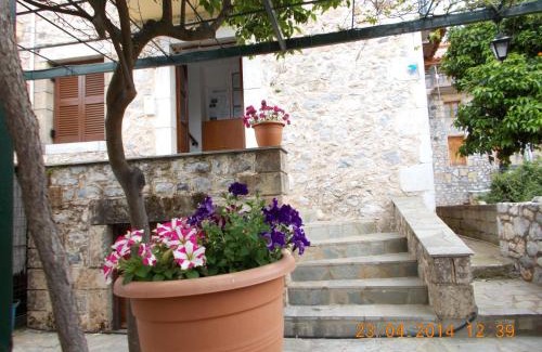 Kardamyli Apartment | Skardamoula's Studios and Apartments, 2