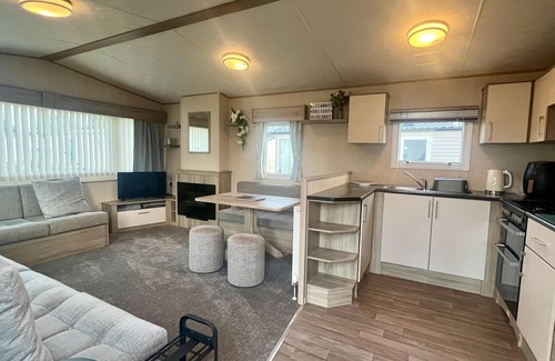 Skegness Cabin | Skegness - Sleeps 8 - Pet Friendly - Parking