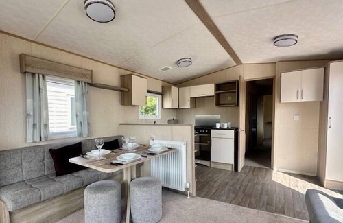 Skegness Cabin | Skegness - Sleeps 8 - Pet Friendly - Parking