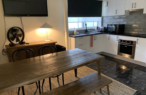 Skenes Creek House | Skenes Creek Beach Shack - Cheerful Coastal 2 Bedroom Escape