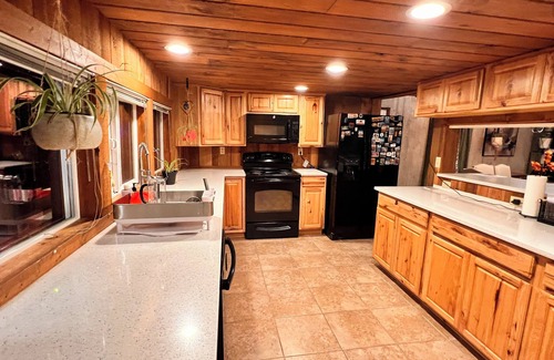 Skykomish House | Ski Cabin w/Hot Tub, Fireplaces – 5 Mins to Slopes, Pet-Friendly, Sleeps 12