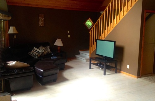 Revelstoke Ski Chalet | Ski Chalet at Base of Revelstoke Mountain Resort - walk to gondola
