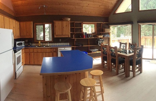 Revelstoke Ski Chalet | Ski Chalet at Base of Revelstoke Mountain Resort - walk to gondola