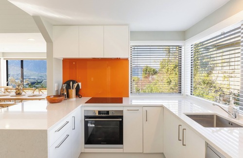 Fernhill House | Ski Chalet Vibe - Stunning Lake & Mountain Views!