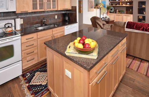 Vail Condo | Ski Condo, Short Walk to Lionshead Slopes and Shops. Hot Tubs & Mountain Views