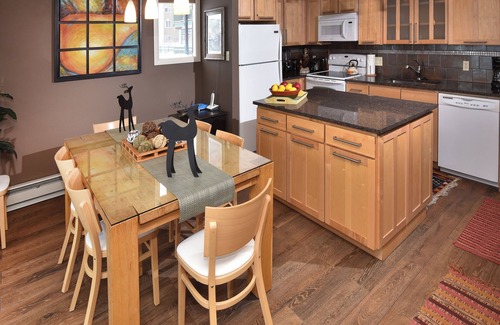 Vail Condo | Ski Condo, Short Walk to Lionshead Slopes and Shops. Hot Tubs & Mountain Views