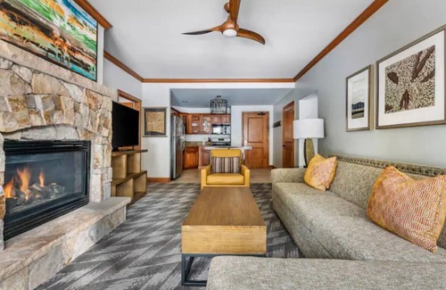 Four O'Clock Hotel | Ski Getaway in a 2 bed 2 bath, walking distance from lifts and downtown!
