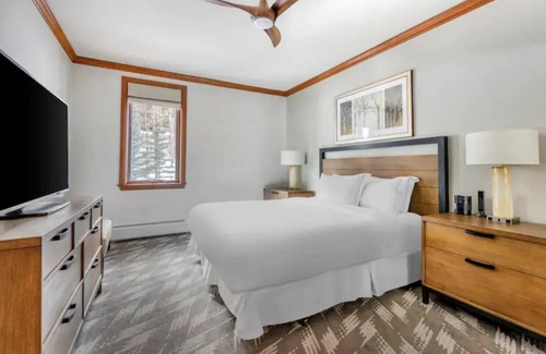 Four O'Clock Hotel | Ski Getaway in a 2 bed 2 bath, walking distance from lifts and downtown!