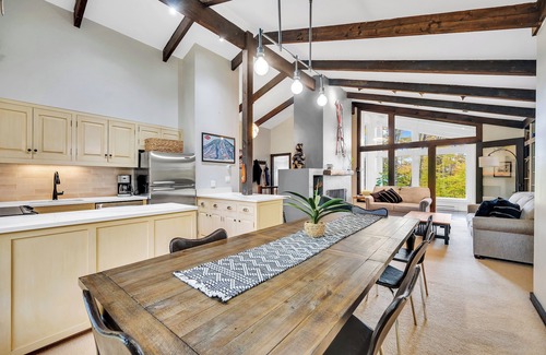 Stratton Mountain Ski Chalet | Ski Haus @ Quartermile 3 mins from Base/shuttle King Beds with Private Baths