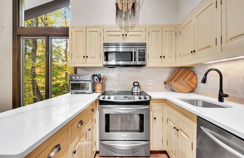 Stratton Mountain Ski Chalet | Ski Haus @ Quartermile 3 mins from Base/shuttle King Beds with Private Baths