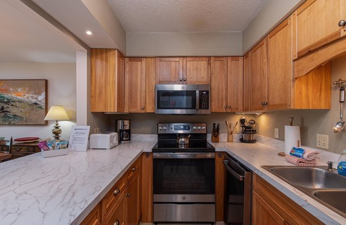 Warren Condo | Ski Haven: 2 Living Rooms, Easy Slope Access