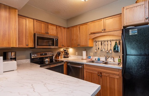 Warren Condo | Ski Haven: 2 Living Rooms, Easy Slope Access