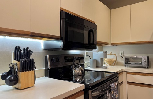 Warren Condo | Ski, Hike & Relax. Warm 1BR Spot.