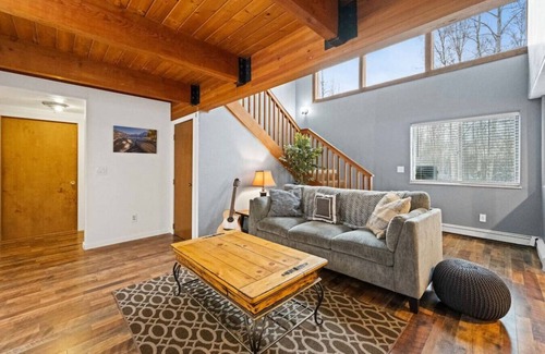 Fairbanks House | Ski Hill Lodge Cozy Home