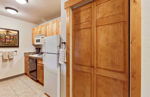 Four O'Clock Condo | Ski In 2 BR/2BA Cozy Condo on Four O'Clock Run