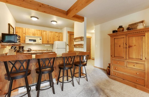 Four O'Clock Condo | Ski In 2 BR/2BA Cozy Condo on Four O'Clock Run