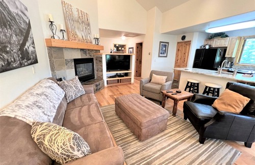 Breckenridge Ski Chalet | Ski-In 4 Oclock Run Hot Tub Soak Shop+Eat in Breck
