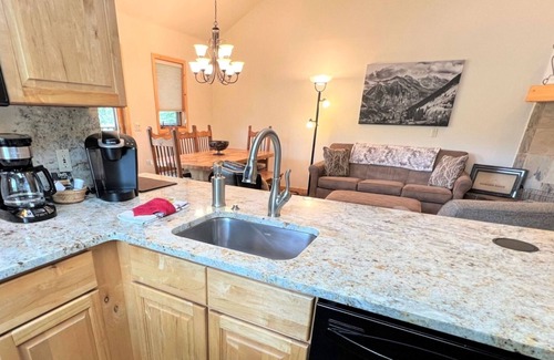 Breckenridge Ski Chalet | Ski-In 4 Oclock Run Hot Tub Soak Shop+Eat in Breck