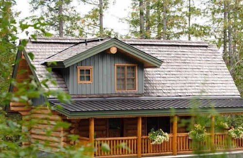 East Kootenay Cabin | Ski-in Cabin with private hot tub + Balcony!