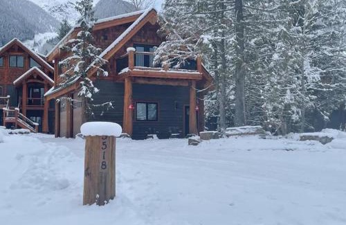 East Kootenay Ski Chalet | Ski-In Chalet: Private Hot tub, Bonus Bunk House