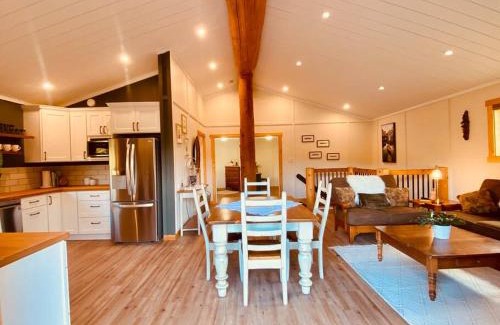 East Kootenay Ski Chalet | Ski-In Chalet: Private Hot tub, Bonus Bunk House