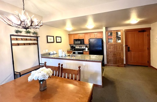 Mammoth Lakes Condo | Ski-in Mammoth Village Resort Hotel - Inside GSL - Cool Side with Parking!