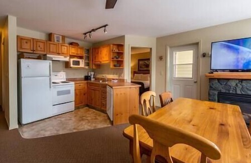 East Kootenay Condo | Ski-In/Mountain Views/Hot Tub/AC