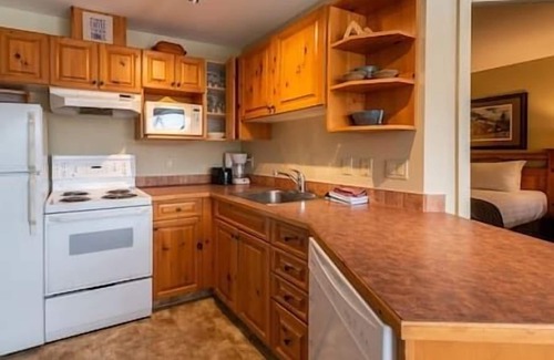 East Kootenay Condo | Ski-In/Mountain Views/Hot Tub/AC