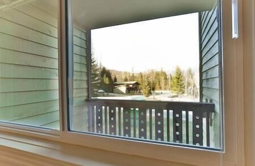 East Kootenay Condo | Ski-In/Mountain Views/Hot Tub/AC