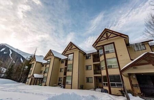 East Kootenay Condo | Ski-In/Mountain Views/Hot Tub/AC