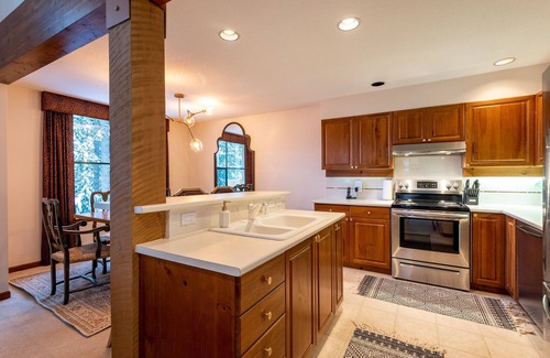 Whistler Village House | SKI IN/OUT access | Luxury 5BR | Renovated 2025 | Hot Tub | Garage | Managed By Aloha Whistler