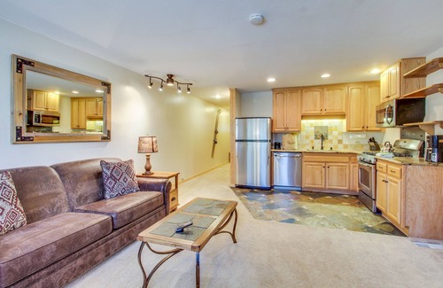 Truckee Condo | Ski-in/out condo with shuttle access, sauna, hot tub, pool & rec center