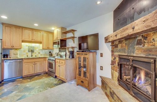 Truckee Condo | Ski-in/out condo with shuttle access, sauna, hot tub, pool & rec center