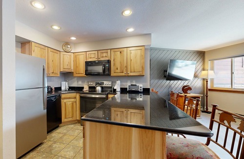 Historic District Condo | Ski-in/out condo with fireplace & hot tub & grill- steps to lifts/town