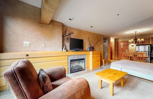 Big Sky Condo | Ski-in/out condo with mountain view, hot tub, pool, gym & sauna