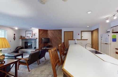Ludlow Condo | Ski-In/Out condo with patio, mountain views, washer/dryer, & cable