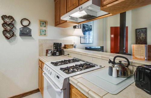 Truckee Condo | Ski-in/out condo with pool, hot tub, sauna & breathtaking views - dog-friendly
