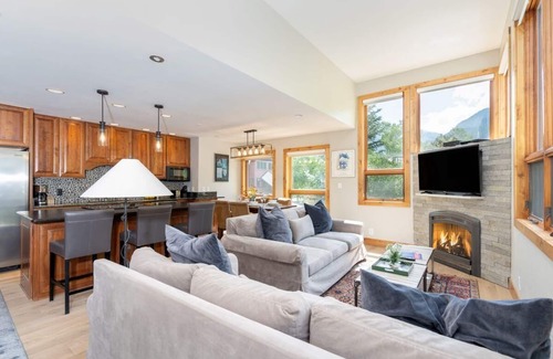 Telluride Condo | Ski-In/Out | Corner Unit at Lift 7, Fireplaces, Decks, Parking
