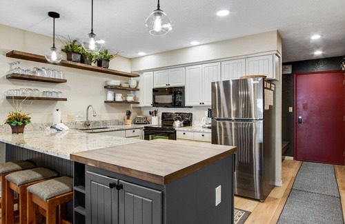 Crested Butte Condo | Ski In/Out & Hot Tub! Trails/Shuttle/Views/Garage, 4BR+Loft "Westwall Paradise"