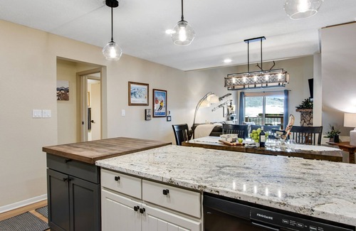 Crested Butte Condo | Ski In/Out & Hot Tub! Trails/Shuttle/Views/Garage, 4BR+Loft "Westwall Paradise"