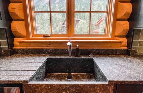 Golden Ski Chalet | Ski-In/Out Log Cabin w/Hot tub and Sauna