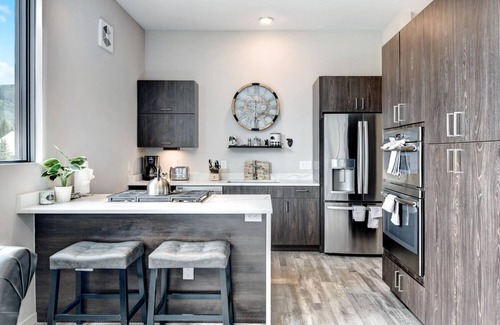 Winter Park House | Ski In Out Luxury Loft 201 I Hot Tub I Gym I Views I Best Price I Discounted Attractions